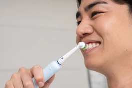 Có nên mua bàn chải điện thay cho bàn chải thường không? Ưu nhược điểm của bàn chải điện