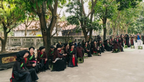 Đầu tiên Vbiz! Hòa Minzy đưa cả quê nhà vào MV, từ cụ già đến em nhỏ