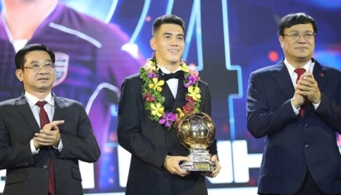 Tiến Linh làm ngay 1 việc sau khi giành Quả Bóng Vàng 2024, CĐM tấm tắc khen ‘anh Thể’ hết lời