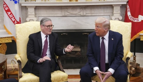 Donald Trump hỏi vỗ mặt Thủ tướng Anh: Một mình anh có thể đánh bại Nga không?