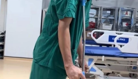 Xúc động bức ảnh bác sĩ 'chống nạng' bước ra khỏi phòng mổ