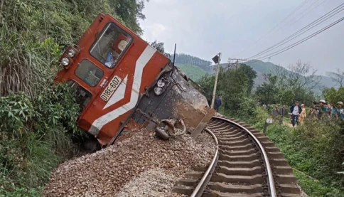 Tàu trật bánh và lật nghiêng, hàng trăm mét đường ray bị lệch
