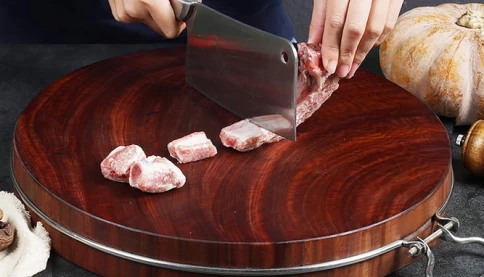 Thớt nghiến ngâm nước muối để làm gì?