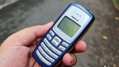 Khách hàng bị lừa mua điện thoại 'cục gạch' 2G dán mác điện thoại 4G