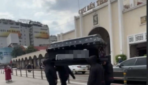 4 thanh niên khiêng quan tài diễu phố