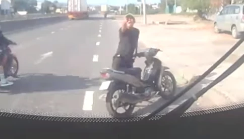 Côn đồ đánh tài xế giữa ban ngày ban mặt cần xử nghiêm