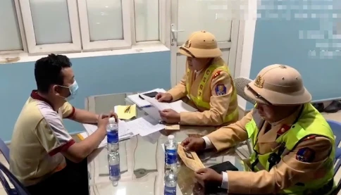 Tài xế và chủ xe khách bị phạt 112 triệu đồng vì không có bằng lái còn đi ngược chiều cao tốc Nội Bài - Lào Cai