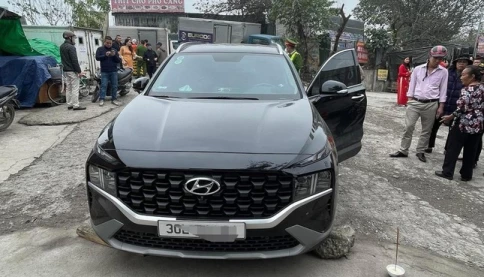 Bất ngờ người dân phát hiện người đàn ông tử vong trong ô tô tại Hà Nội