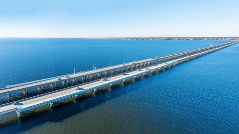 Cây cầu trên mặt nước dài nhất thế giới, dài đến nỗi có người đẻ luôn con trên cầu