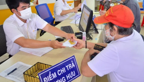 Tự nguyện nghỉ hưu trước tuổi, còn 5 năm nữa mới đủ 10 năm để đủ tuổi hưu thì có được lĩnh lương hưu ngay khi xin nghỉ sớm không?
