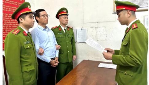 Sếp công ty nào bị tạm đình chỉ để điều tra nhưng giá cổ phiếu lại tăng kịch trần?