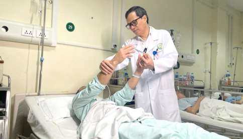 Bác sỹ Việt đỉnh quá! 👁️‍🗨️ 🧠 🏥 Lần đầu tiên tại Việt Nam: Cắt bỏ khối u não chỉ từ đường rạch trên cung mày
