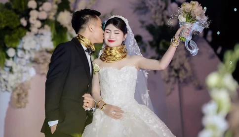 Tại sao được tặng vàng đeo trĩu cổ trong ngày cưới mà nhiều người lo ngay ngáy?