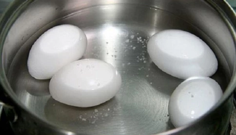 Bí quyết luộc trứng mềm ngon, bóc vỏ không dính – Chia sẻ từ một người nội trợ