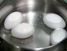 Bí quyết luộc trứng mềm ngon, bóc vỏ không dính – Chia sẻ từ một người nội trợ