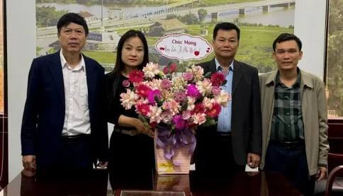 Lãnh đạo đến chúc mừng 8/3 chỉ gặp 1 nhân viên
