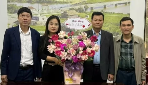 Nóng! Chỉ vì đi làm muộn khi lãnh đạo đến chúc 8-3 mà mất cơ hội bổ nhiệm