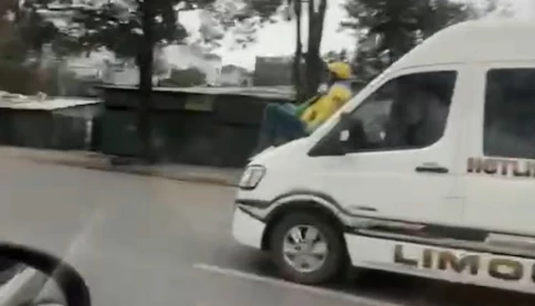 Xôn xao clip ô tô limousine 'chở người' trên nắp capo chạy băng băng ở Hà Nội - Hé lộ nguyên nhân