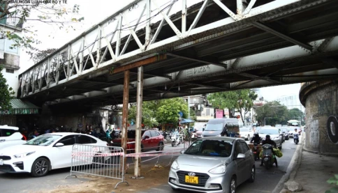 Cầu Long Biên phải 'chống nạng'