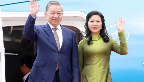 🇮🇩🤝🇻🇳 Bảy phát đại bác chào mừng Tổng Bí thư Tô Lâm và Phu nhân tới Jakarta, Indonesia