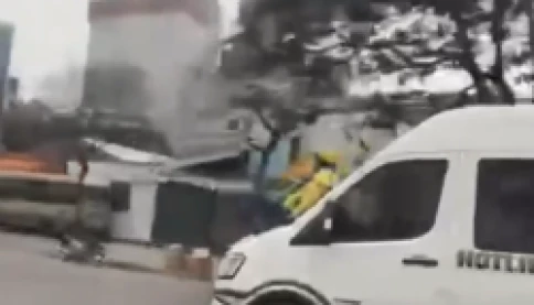 Nóng! CSGT làm việc với tài xế ô tô và người ngồi trên nắp ca pô khi xe đang chạy trên đại lộ Thăng Long