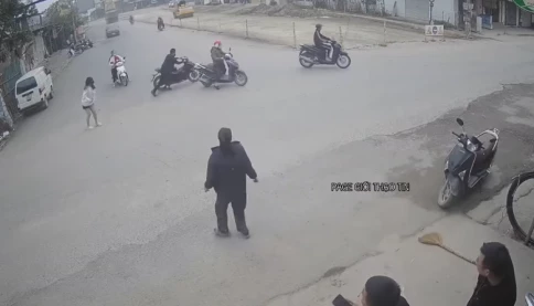 Video chàng trai chạy cảnh sát giao thông bỏ mặc người yêu