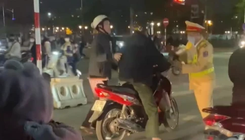 Nóng! Khởi tố vụ án 2 người trốn đo nồng độ cồn, đấm vào mặt CSGT ở Hải Phòng