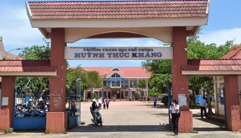 Nữ sinh đánh và dùng chích điện để đe dọa bạn bị đình chỉ học 1 tuần