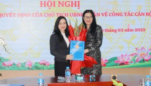 Nhiều phụ huynh quan tâm khi hàng loạt trường ở Hà Nội có hiệu trưởng mới