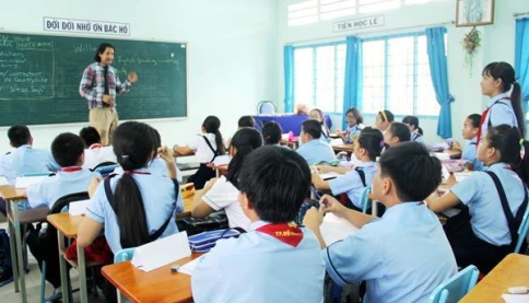 "Từng bước đưa tiếng Anh thành ngôn ngữ thứ hai trong trường học" nhưng tiếng Anh lại không phải là môn thi bắt buộc?