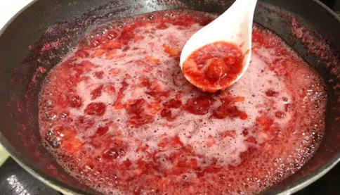 Rửa dâu tây, có người cho muối, có người cho bột mì: tất cả đều sai