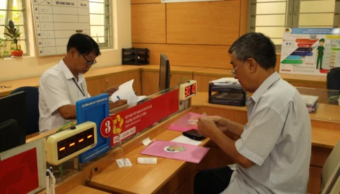 Nhân viên hợp đồng, đóng bảo hiểm 15 năm 1 tháng có được nghỉ theo Nghị định 178?