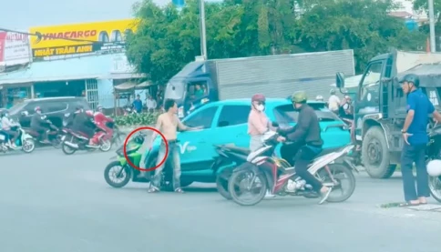 Mâu thuẫn với vợ, người đàn ông cầm dao chặn ô tô công nghệ làm náo loạn đường phố