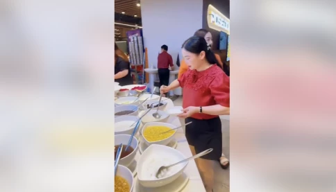 Hành vi của chị gái ở nhà hàng buffet khiến cư dân mạng hết hồn