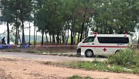 Phát hiện thi thể nam giới đang phân hủy trong vườn cây ở khu dân cư