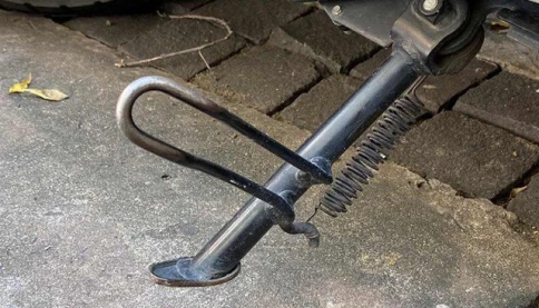 Lái xe máy không gạt chân chống có thể bị phạt tới 14 triệu đồng