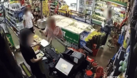 Xôn xao vụ con bị nghi trộm đồ siêu thị, bà mẹ tát thẳng vào mặt nhân viên thu ngân: "Nó ăn trộm ăn cắp cái gì của em, chị trả tiền"