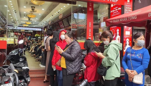 Giá vàng 14/3/2025 "bay phấp phới", phố vàng Hà Nội đông như hội