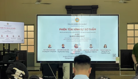 Lúc đánh người đi xe máy trước Bệnh viện Từ Dũ  hùng hổ, ra tòa thì khóc nghẹn