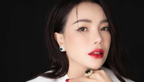Người mẫu Trà Ngọc Hằng bị tạm hoãn xuất cảnh vì liên quan đến bản án buộc cô phải trả 2,5 tỷ đồng