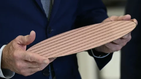 Intel trượt dốc đứng bên bờ vực sụp đổ, "bóng ma" Nokia đeo bám và bài học sinh tồn để lại