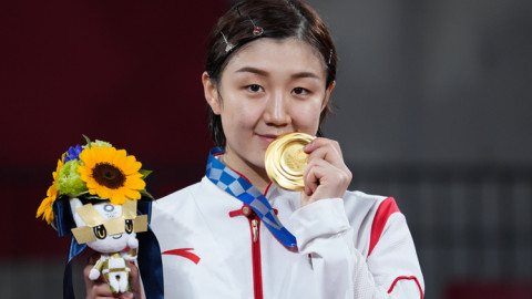 Giành HCV Olympic, tay vợt bóng bàn "oằn mình" vì 6kg vàng thưởng