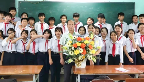 'Xin thầy sáng nay đừng đọc tên con tôi chưa đóng tiền học trước lớp'