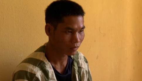 Chồng ném xăng đốt vợ vì bị gọi dậy và la mắng