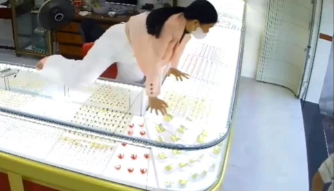 Quá đỉnh, bà chủ tiệm vàng nhanh như cắt cùng người dân bắt ‘nóng’ tên cướp tiệm vàng
