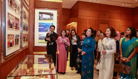 Phu nhân Chủ tịch Quốc hội cùng các nhà ngoại giao nữ thưởng trà, xem cổ vật