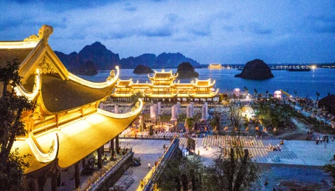 Chùa Tam Chúc về đêm.