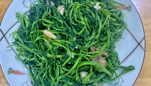 Ngâm rau muống trong nước 30 phút đảm bảo xào luôn giòn có đúng không?