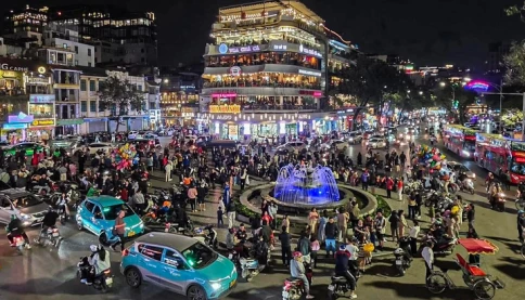 Bà con đu trend 'Hàm cá mập' chú ý: Công an cảnh báo việc tụ tập check-in chia tay tòa nhà