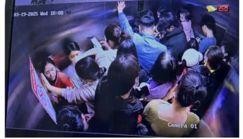 TÌnh cảnh trong thang máy chung cư Đại Thanh bị kẹt khiến trẻ con và phụ nữ hoảng hốt trong
